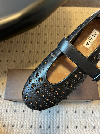 26ss Flat Round Hollow-Out Mary Jane Shoes