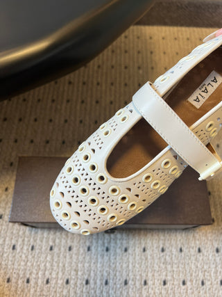 26ss Flat Round Hollow-Out Mary Jane Shoes