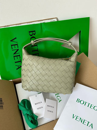 BV Wallace bento box bag with quartz green.