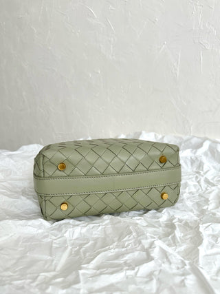 BV Wallace bento box bag with quartz green.