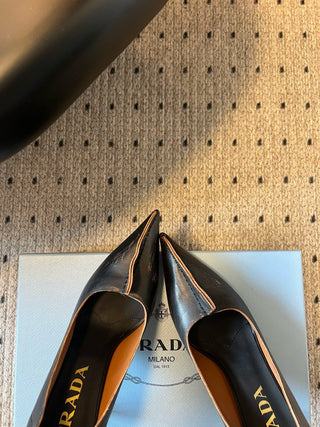 PRAD* retro triangle logo pointed toe kitten heel