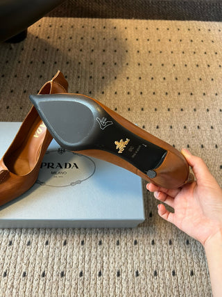 PRAD* retro triangle logo pointed toe kitten heel