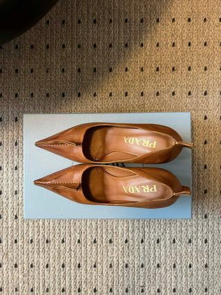 PRAD* retro triangle logo pointed toe kitten heel