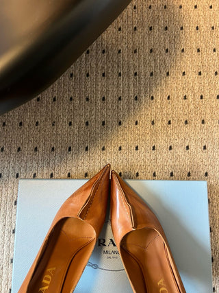 PRAD* retro triangle logo pointed toe kitten heel