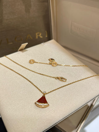 𝐵𝑉𝐿𝐺𝐴𝑅𝐼 Small fan necklace with diamonds, red agate and rose gold (925 silver)