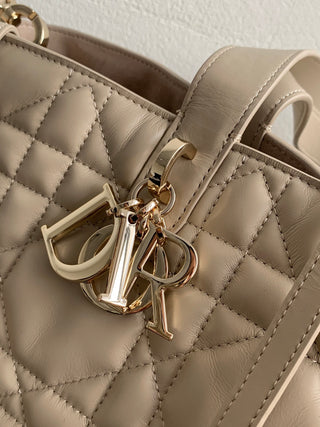 Toujours Beige Medium