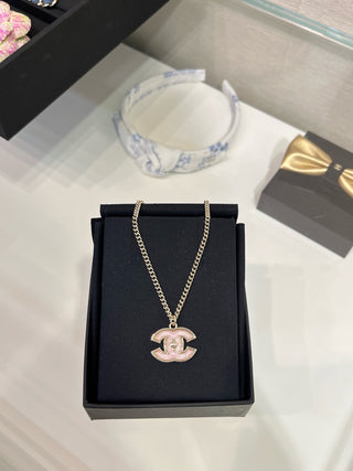 𝑪𝒉𝒂𝒏𝒆* New Pink Acrylic Necklace with Double C Backpack Clasp and Gold Tone (Brass, Custom Resin)