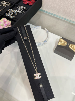 𝑪𝒉𝒂𝒏𝒆* New Pink Acrylic Necklace with Double C Backpack Clasp and Gold Tone (Brass, Custom Resin)