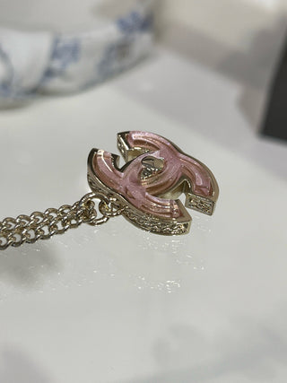 𝑪𝒉𝒂𝒏𝒆* New Pink Acrylic Necklace with Double C Backpack Clasp and Gold Tone (Brass, Custom Resin)