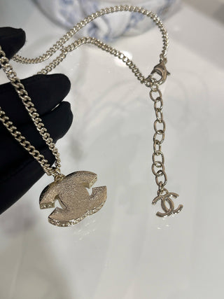 𝑪𝒉𝒂𝒏𝒆* New Pink Acrylic Necklace with Double C Backpack Clasp and Gold Tone (Brass, Custom Resin)