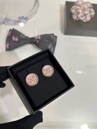 𝑪𝒉𝒂𝒏𝒆*New pink acrylic double C backpack button earrings