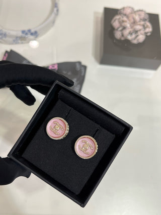 𝑪𝒉𝒂𝒏𝒆*New pink acrylic double C backpack button earrings