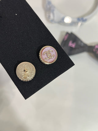 𝑪𝒉𝒂𝒏𝒆*New pink acrylic double C backpack button earrings