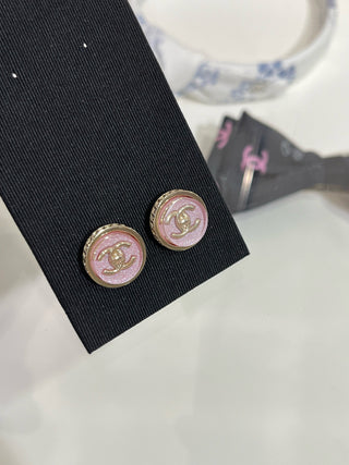 𝑪𝒉𝒂𝒏𝒆*New pink acrylic double C backpack button earrings
