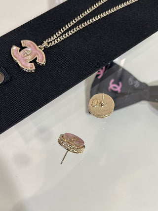 𝑪𝒉𝒂𝒏𝒆*New pink acrylic double C backpack button earrings