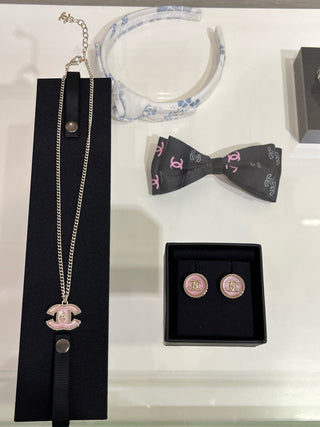 𝑪𝒉𝒂𝒏𝒆*New pink acrylic double C backpack button earrings