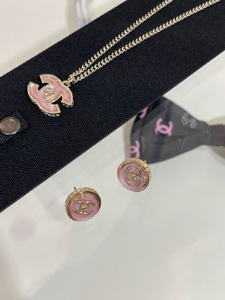 𝑪𝒉𝒂𝒏𝒆*New pink acrylic double C backpack button earrings