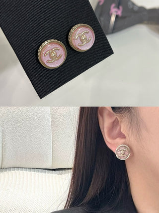 𝑪𝒉𝒂𝒏𝒆*New pink acrylic double C backpack button earrings