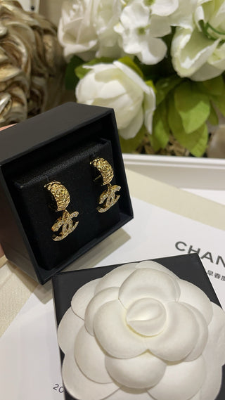 𝑪𝒉𝒂𝒏𝒆*New full diamond double C pendant gold diamond pattern half circle earrings