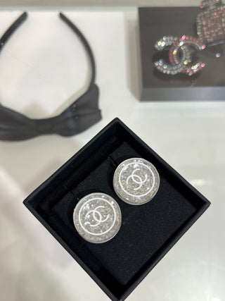 𝑪𝒉𝒂𝒏𝒆*New white double C glitter acrylic round earrings