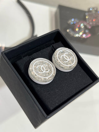 𝑪𝒉𝒂𝒏𝒆*New white double C glitter acrylic round earrings