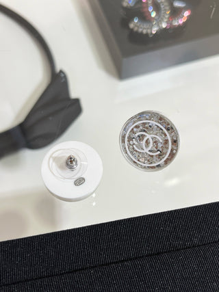 𝑪𝒉𝒂𝒏𝒆*New white double C glitter acrylic round earrings