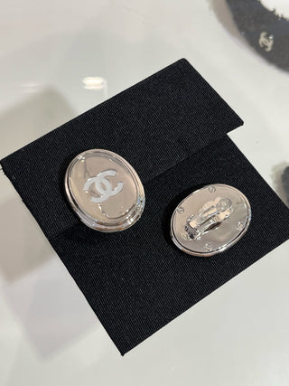 𝑪𝒉𝒂𝒏𝒆. White enamel double C mirrored oval button earrings