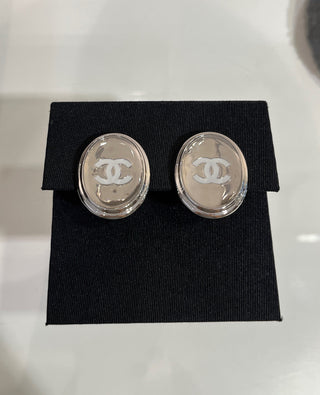 𝑪𝒉𝒂𝒏𝒆. White enamel double C mirrored oval button earrings