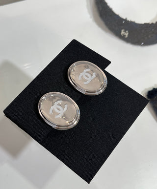 𝑪𝒉𝒂𝒏𝒆. White enamel double C mirrored oval button earrings