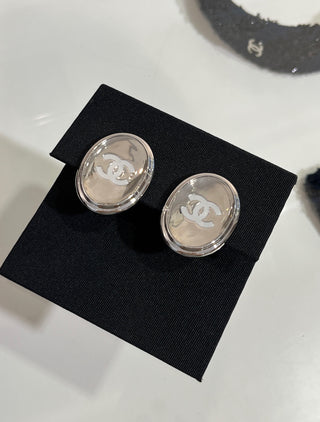 𝑪𝒉𝒂𝒏𝒆. White enamel double C mirrored oval button earrings