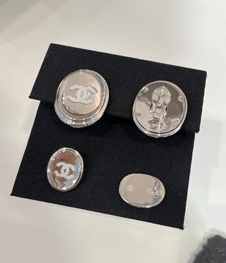 𝑪𝒉𝒂𝒏𝒆. White enamel double C mirrored oval button earrings