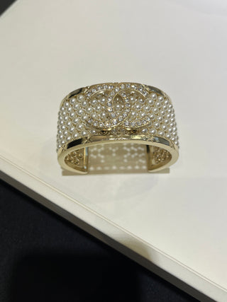 𝑪𝒉𝒂𝒏𝒆 25A New Light Gold Double C Multi-layer Pearl Open Bangle