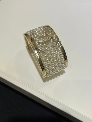 𝑪𝒉𝒂𝒏𝒆 25A New Light Gold Double C Multi-layer Pearl Open Bangle