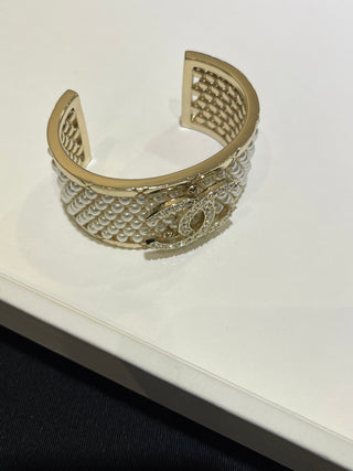 𝑪𝒉𝒂𝒏𝒆 25A New Light Gold Double C Multi-layer Pearl Open Bangle