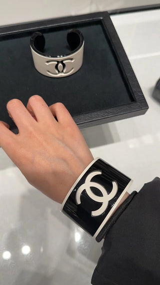 𝑪𝒉𝒂𝒏𝒆⭐️ Double C Acrylic Wide Open Bangle