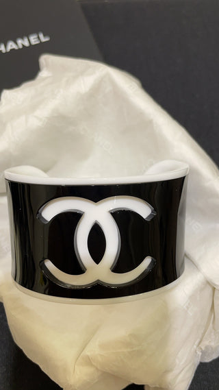 𝑪𝒉𝒂𝒏𝒆⭐️ Double C Acrylic Wide Open Bangle