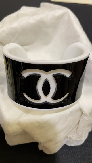 𝑪𝒉𝒂𝒏𝒆⭐️ Double C Acrylic Wide Open Bangle