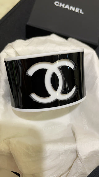 𝑪𝒉𝒂𝒏𝒆⭐️ Double C Acrylic Wide Open Bangle