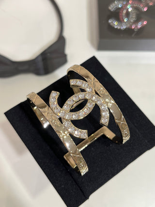 𝑪𝒉𝒂𝒏𝒆⭐️ New Gold Full Diamond Double C Quilted Wide Open Bracelet