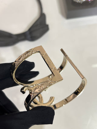 𝑪𝒉𝒂𝒏𝒆⭐️ New Gold Full Diamond Double C Quilted Wide Open Bracelet