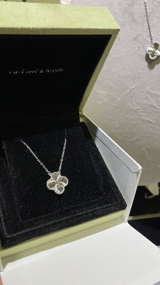 𝑉𝑎𝑛 𝐶𝑙𝑒𝑒𝑓 & 𝐴𝑟𝑝𝑒𝑙𝑠 White gold and silver laser four-leaf clover necklace(925 silver )