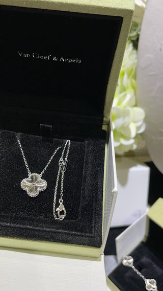 𝑉𝑎𝑛 𝐶𝑙𝑒𝑒𝑓 & 𝐴𝑟𝑝𝑒𝑙𝑠 White gold and silver laser four-leaf clover necklace(925 silver )