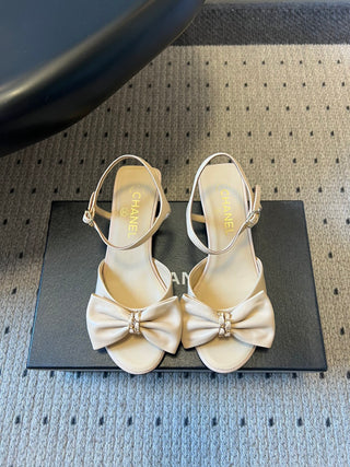 26ss Low-heeled ankle sandals with bow