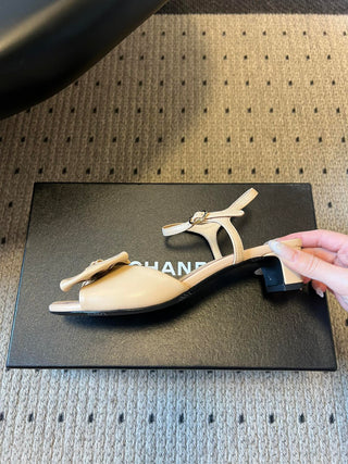 26ss Low-heeled ankle sandals with bow