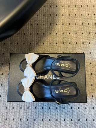 26ss Low-heeled ankle sandals with bow