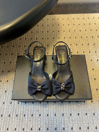 26ss Low-heeled ankle sandals with bow