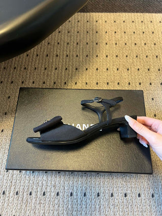 26ss Low-heeled ankle sandals with bow