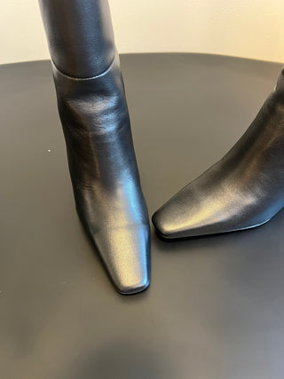 Saint Lauren* minimalist high-luxury classic pointed-toe high-heeled boots