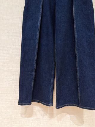 Early spring new arrival: Top-quality designer jeans with a stylish belt.