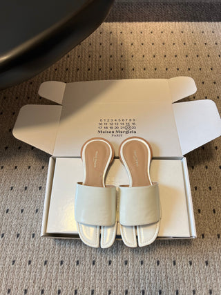 Maison Margiel*26SS Spring/Summer New Collection: Split Toe, One-Strap, Flat Sandals